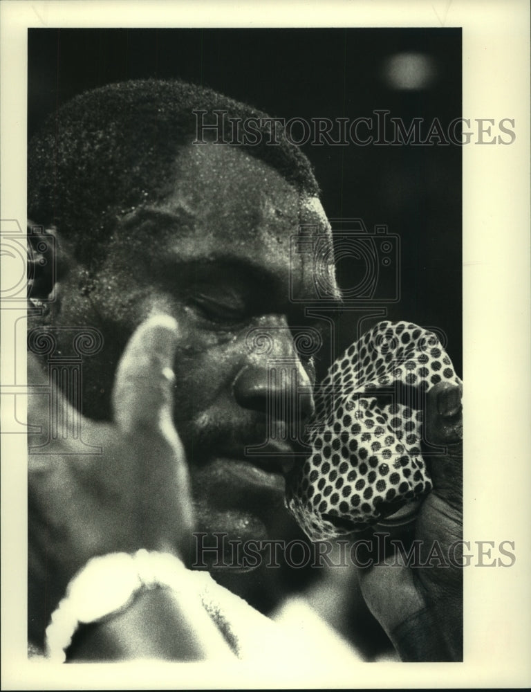 1986 Press Photo Boxer Jesse Ferguson gets medical attention of his face - Historic Images