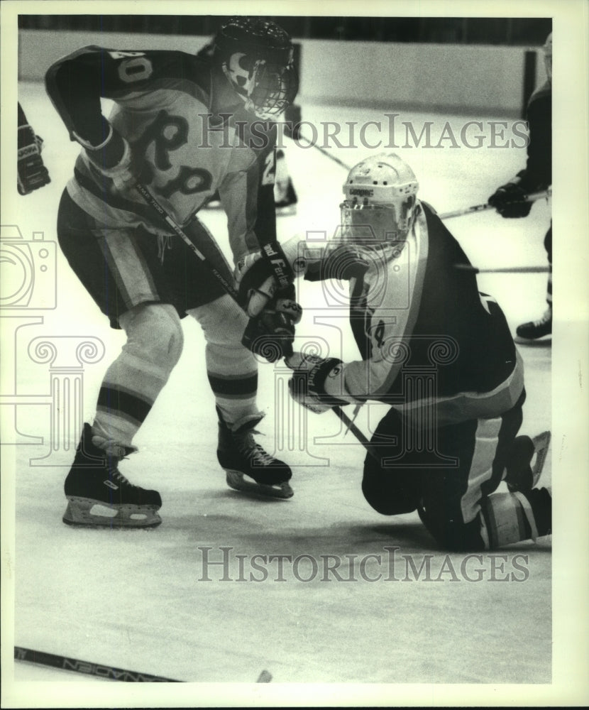 1987 Press Photo Babson player #4 grabs on to RPI&#39;s #20 stick after losing his - Historic Images