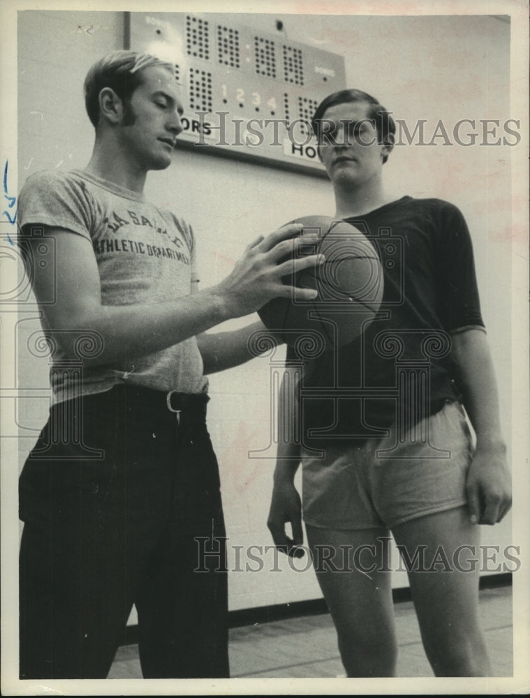 Press Photo Basketball coach talks to player Ed Murphy in gym - tus01706- Historic Images