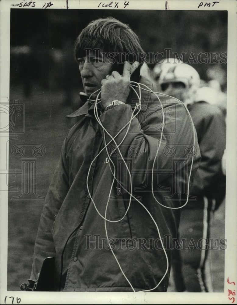 1976 Press Photo Football Coach Dave White on headphones during game - tus01831 - Historic Images