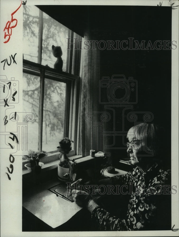 1980 Press Photo Mrs. Hazel Zullo works on sewing machine in East Greenbush, NY- Historic Images