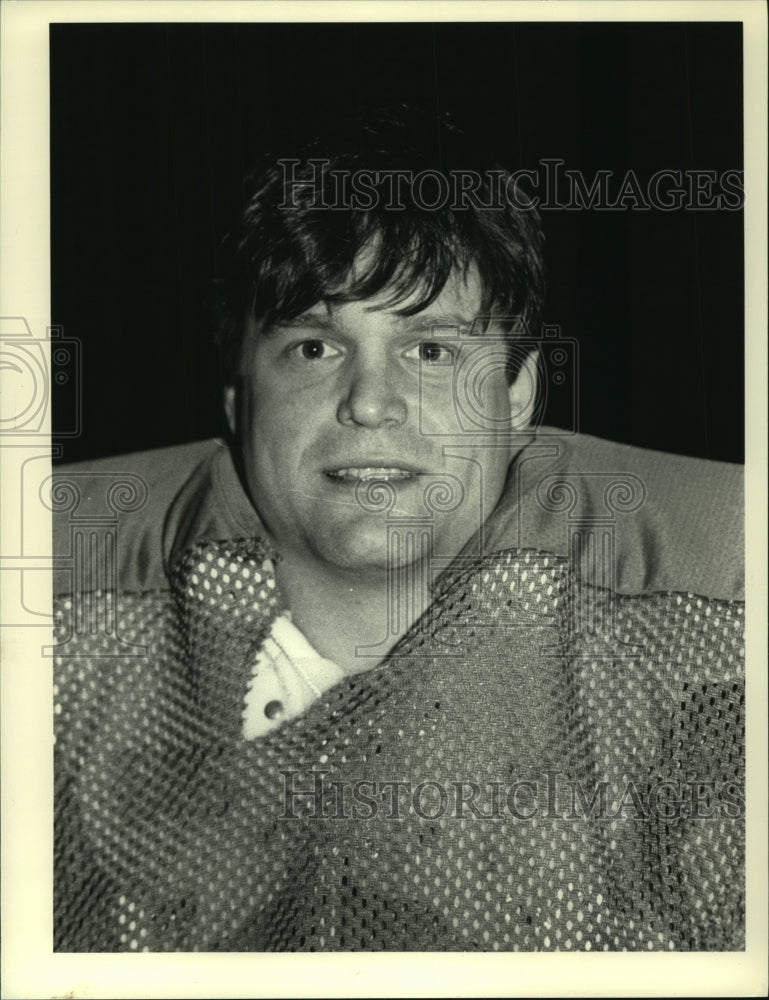 Press Photo Football player Shawn Riley with practice jersey on - tus01878 - Historic Images