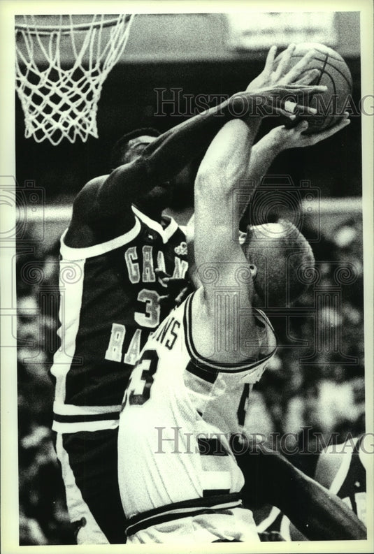 1990 Press Photo Albany Patroons #53 has shot blocked by Hoops #32 Tony Brown