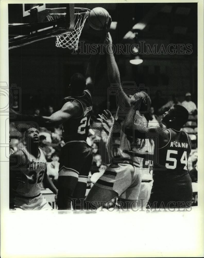 1989 Press Photo Albany Patroons player shoot over defenders in game- Historic Images