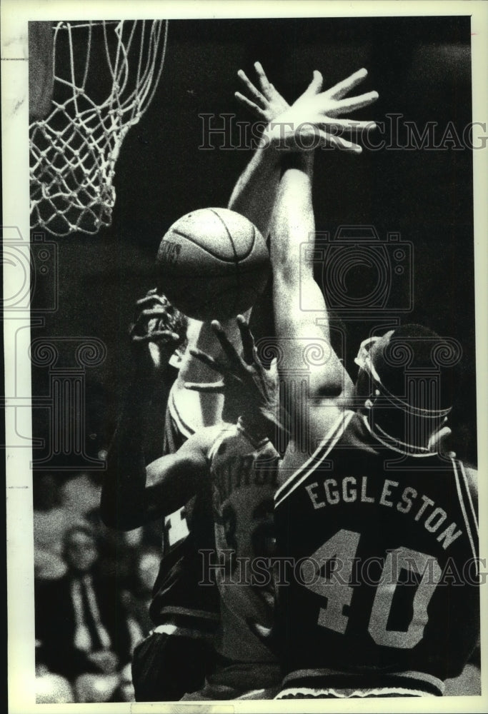 1989 Press Photo Albany Patroons #32 Clint Smith has shot blocked by Thunder - Historic Images