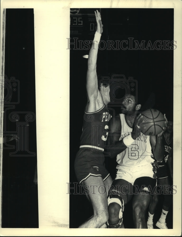 1987 Press Photo Albany Patroons basketball action in New York - tus01908 - Historic Images