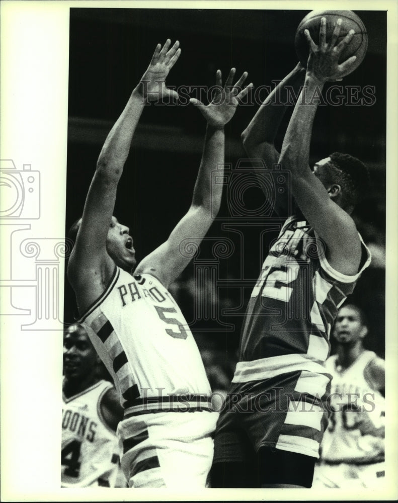 1990 Press Photo Albany Patroons basketball action in New York - tus01923- Historic Images