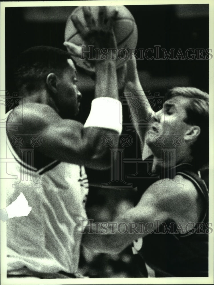 1990 Press Photo Albany Patroons #54 Jeff Sanders &amp; Jammers #20 battle for ball - Historic Images