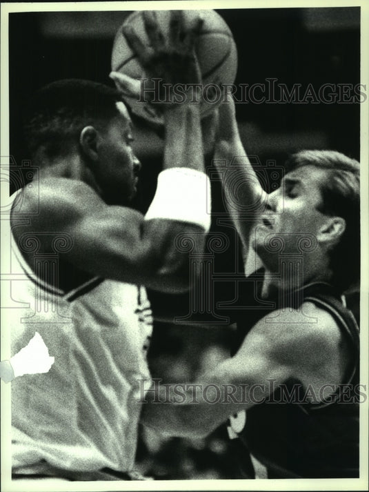 1990 Press Photo Albany Patroons #54 Jeff Sanders & Jammers #20 battle for ball