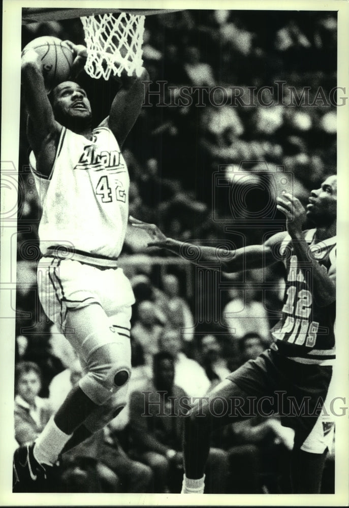 1990 Press Photo Albany Patroons vs. Grand Rapids Hoops action in New York - Historic Images