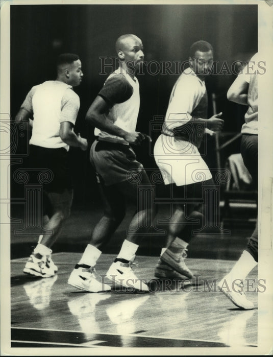 1988 Press Photo Albany Patroons basketball players work out in New York - Historic Images