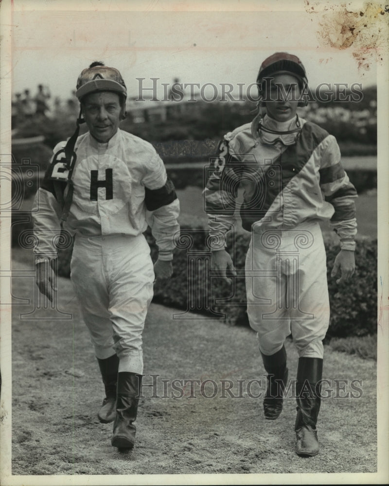 1971 Press Photo Jockeys Hudley Wordhouse and Robert Wordhouse walk together - Historic Images