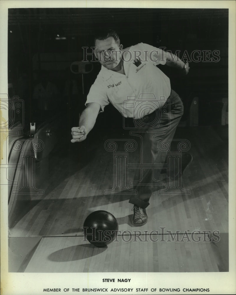 1960 Press Photo Steve Nagy throws ball. He is with Brunswick Advisory Staff - Historic Images