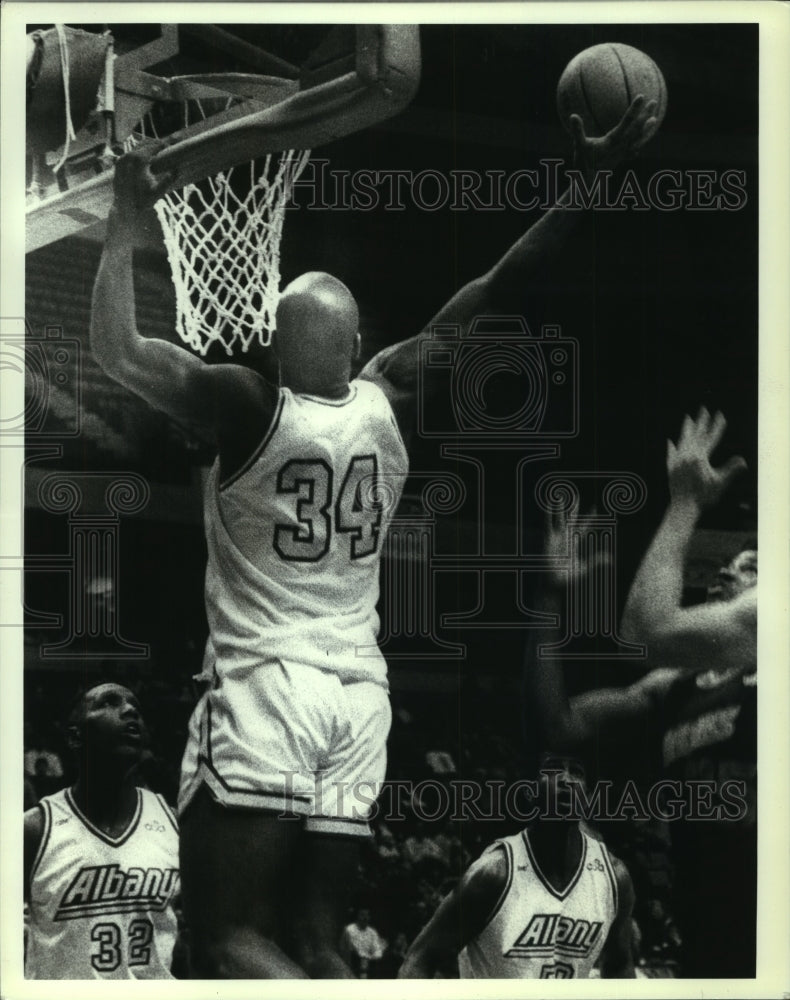 Press Photo Albany Patriots #34 Vince Askew dunks a basketball in game - Historic Images