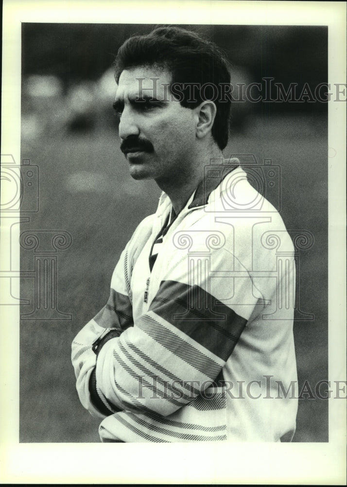 1987 Press Photo Siena College Coach Charlie Curto watches soccer action - Historic Images