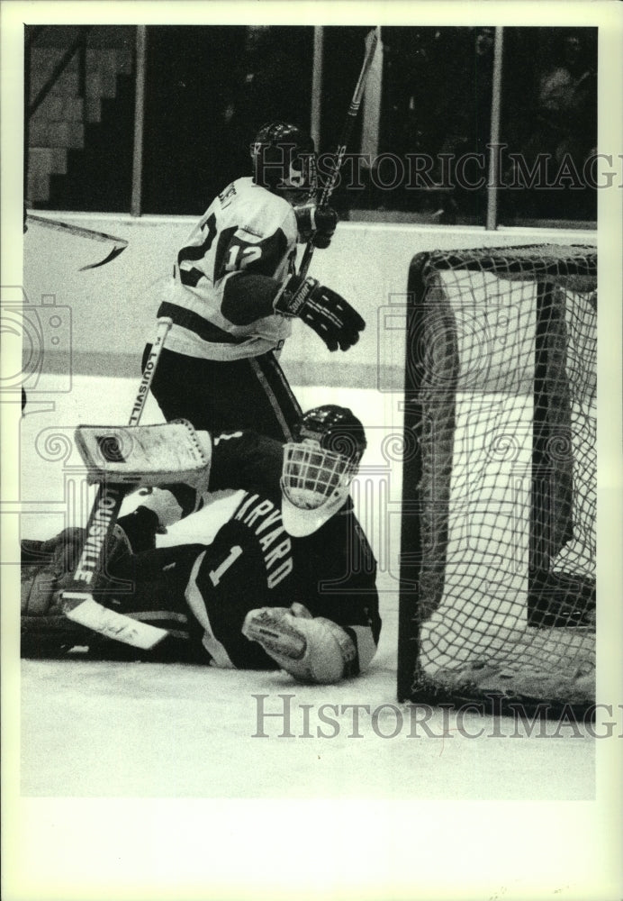 1989 Press Photo Harvard goalie #1 Michael Francis looks back to see goal by RPI- Historic Images