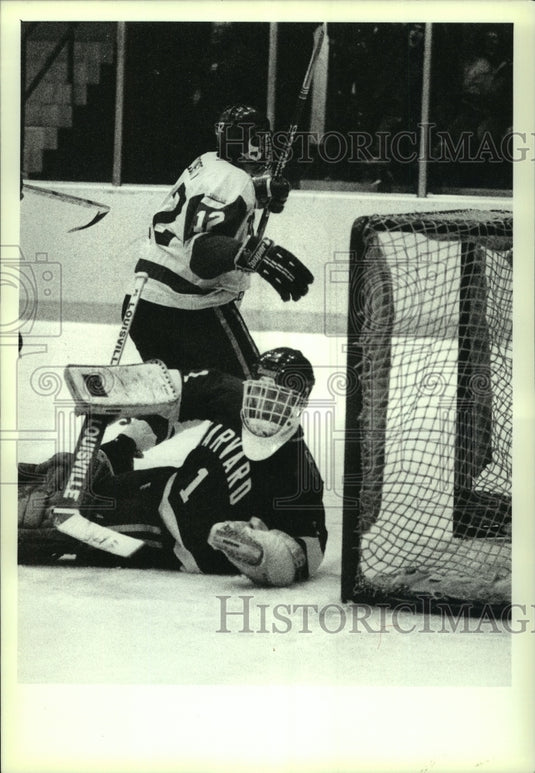 1989 Press Photo Harvard goalie