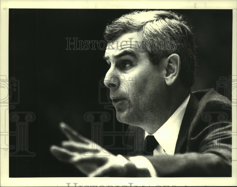 1989 Press Photo Siena College basketball coach Mike Deane during game - Historic Images