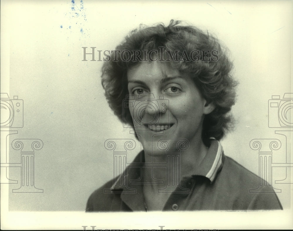 Press Photo Mary Anne Chylinski smiles for the camera - tus02227- Historic Images