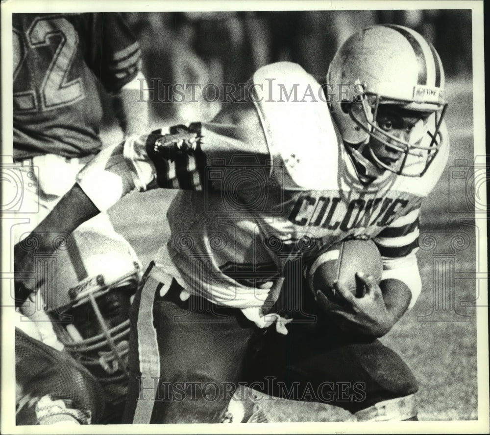 1988 Press Photo Colonie High School&#39;s #23 Chuck Dukes breaks tackle - Historic Images