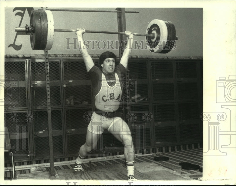 Press Photo Sean Duncan lifts 302 pounds on barbells above his head for C.B.A.- Historic Images