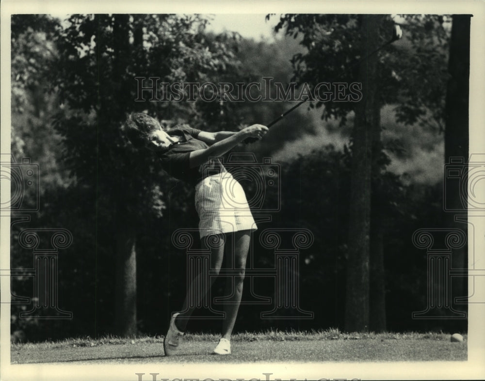 1984 Press Photo Golfer Mitzi Edge tees off during match at Town of Colonie GC - Historic Images