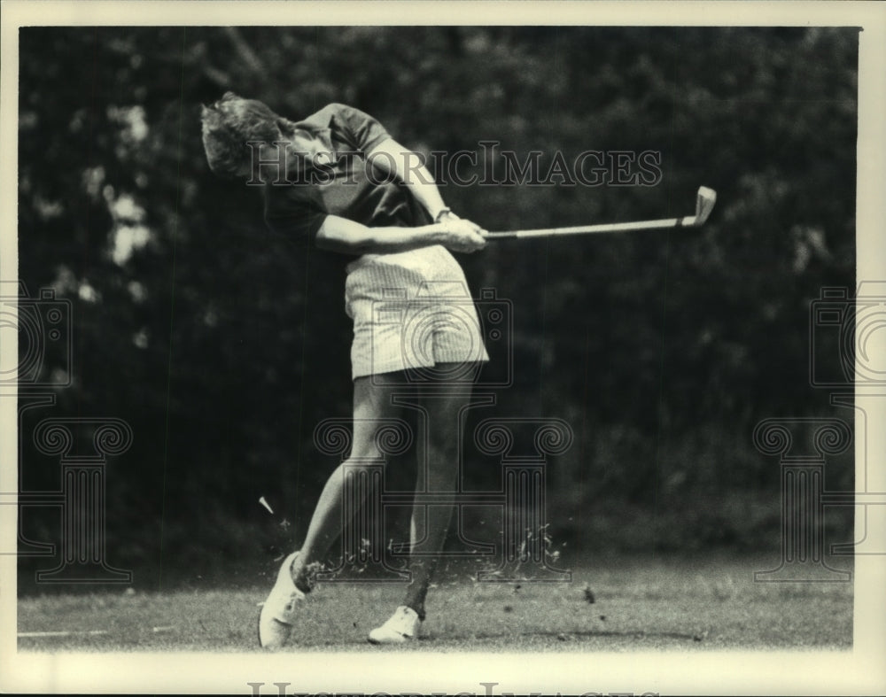 1984 Press Photo Golfer Mitzi Edge hits iron shot in match at Town of Colonie GC- Historic Images