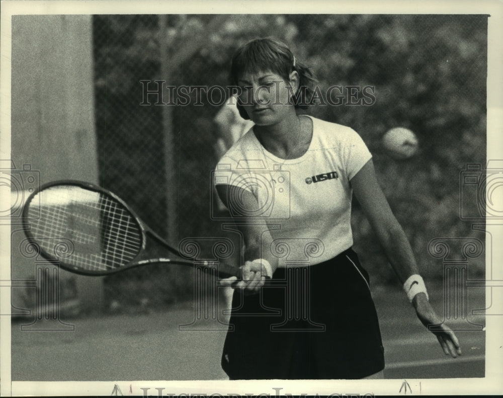 1984 Press Photo Janet Newberry Wright plays tennis match in Albany, New York- Historic Images