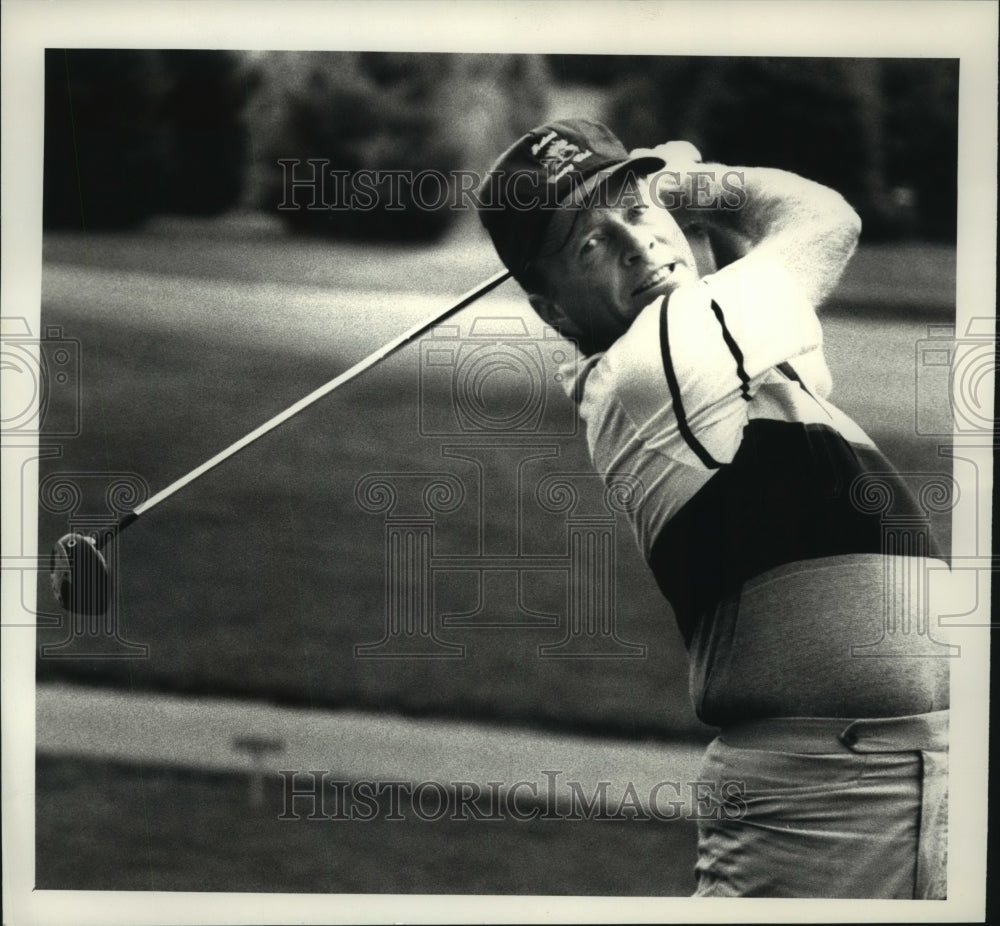 1989 Press Photo Golfer John Esterbrook hits drive during round in Colonie, NY - Historic Images