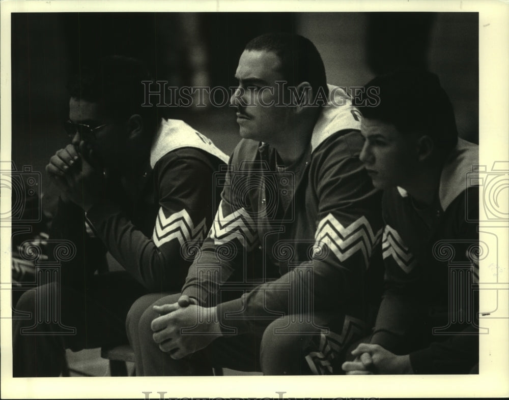 1986 Press Photo High school wrestlers watch action during match in New York - Historic Images