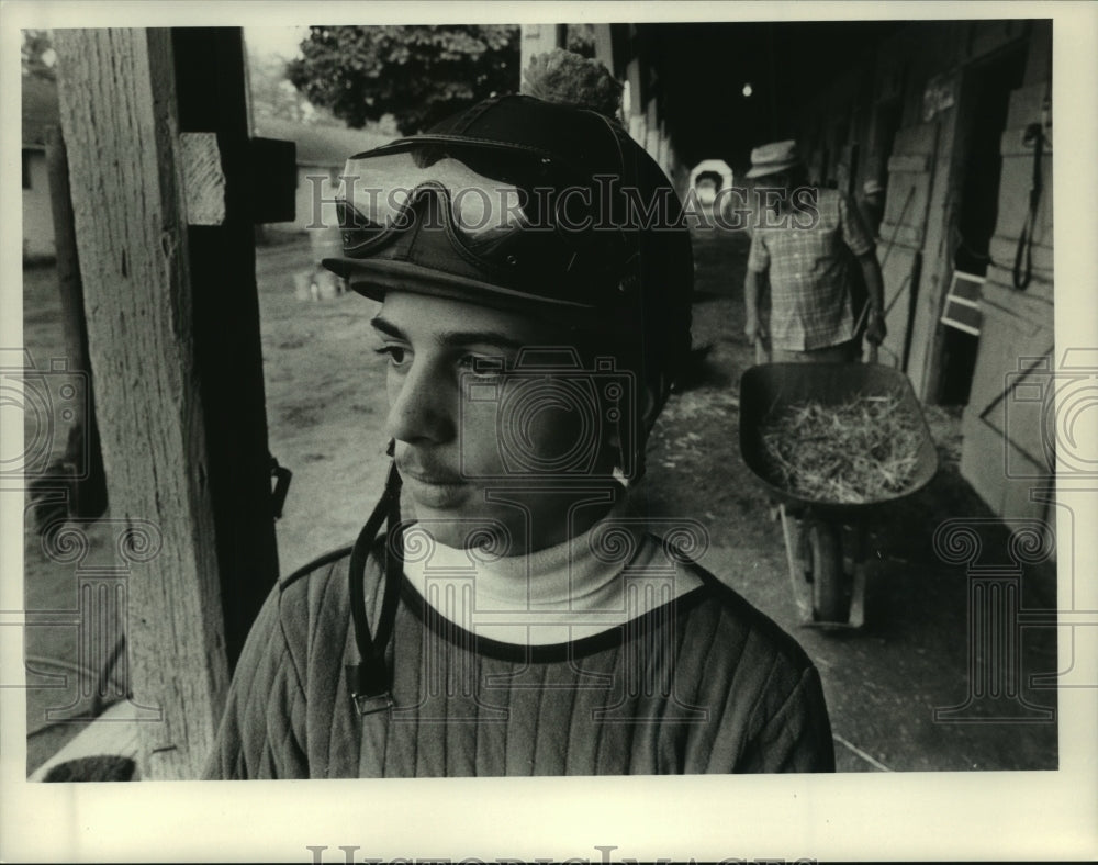 1984 Press Photo Jockey Jimmy Wilsey in stable area, Saratoga Raceway, New York- Historic Images