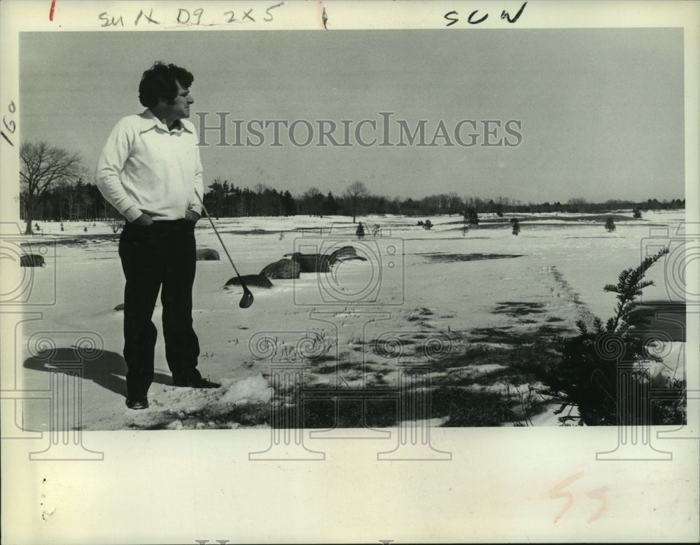1976 Press Photo Jay Morelli stands on snowy golf course in New York - tus02424 - Historic Images