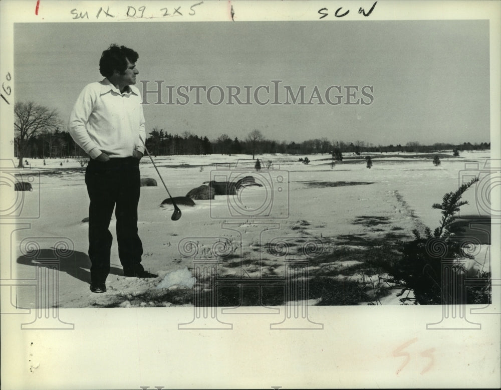 1976 Press Photo Jay Morelli stands on snowy golf course in New York - tus02424 - Historic Images