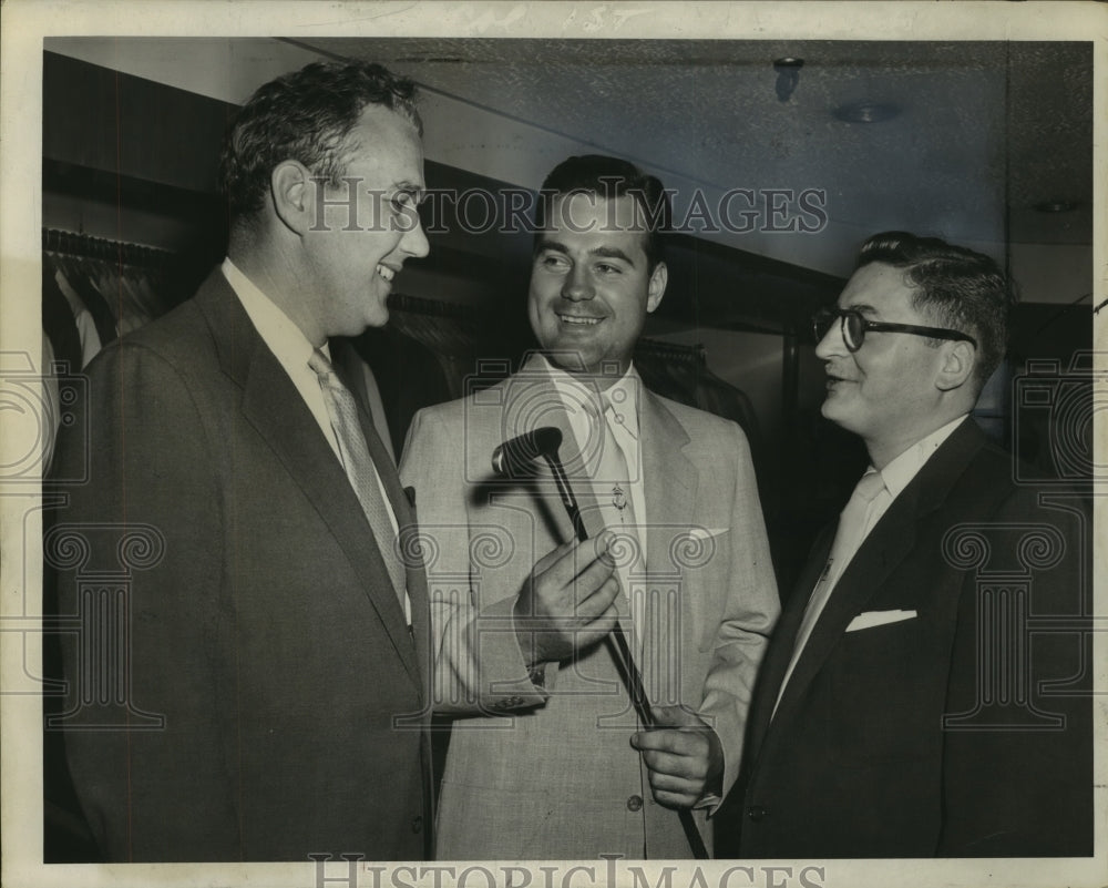 1953 Press Photo Lou Witt, Jr, holds putter while talking with others at McManus - Historic Images