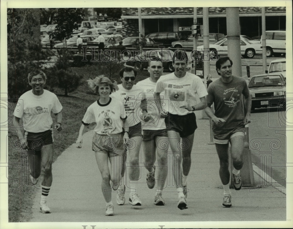 1990 Press Photo Runners train for Manufacturers Hanover race in Schenectady, NY- Historic Images