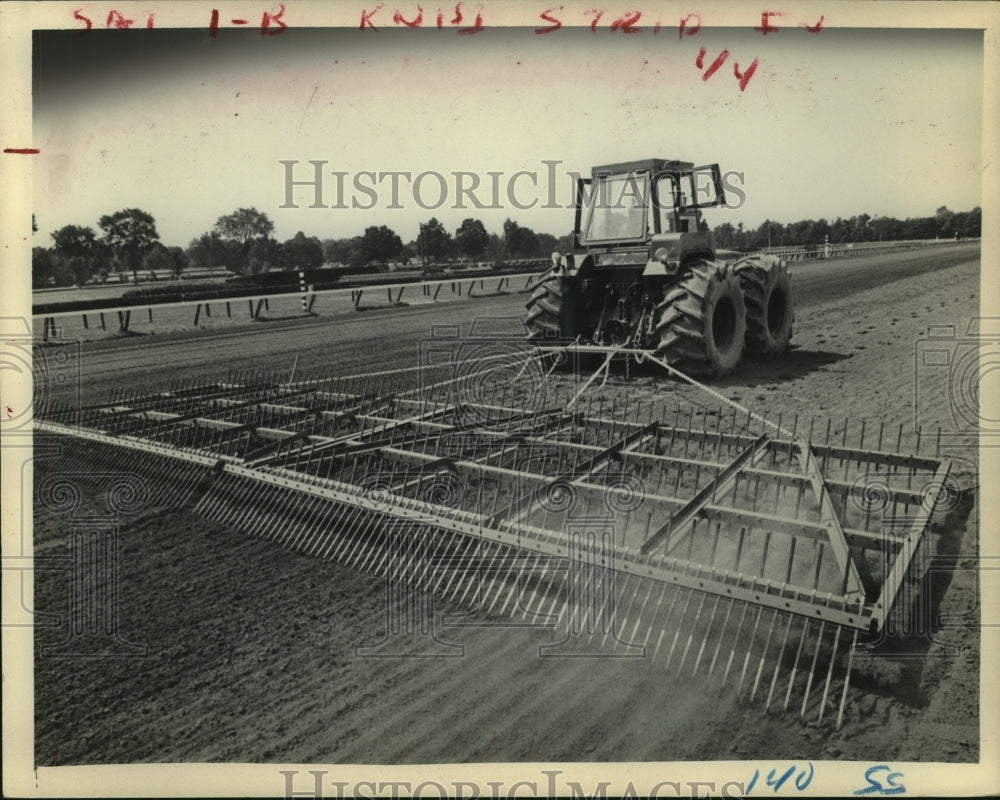 1983 Press Photo Crew grooms track surface at Saratoga Raceway in New York - Historic Images