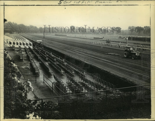 1962 Press Photo Tractor grooming the track surface, Saratoga Raceway, new York- Historic Images