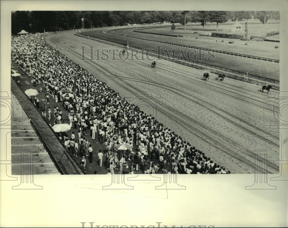 1986 Press Photo Horses race down home stretch at Saratoga Raceway in New York - Historic Images