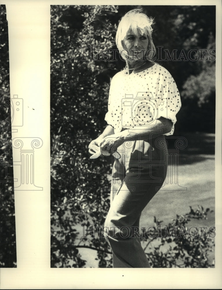 1985 Press Photo Golfer Marlene Hagge walks to the 16th tee at Schuyler Meadows - Historic Images