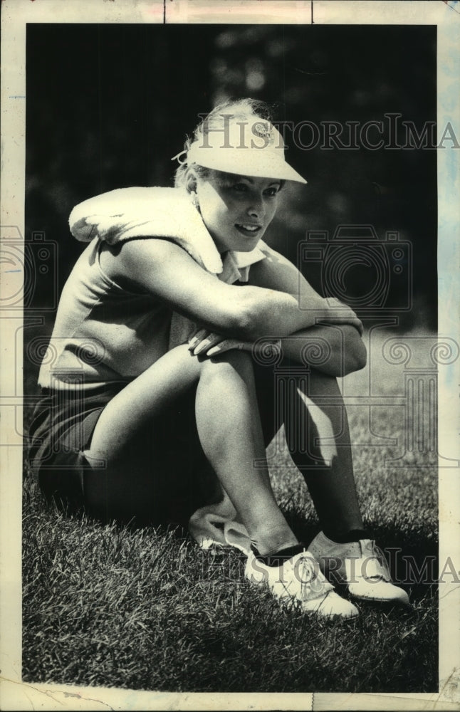 Press Photo Golfer Dottie Peppers sits resting on the ground during match - Historic Images