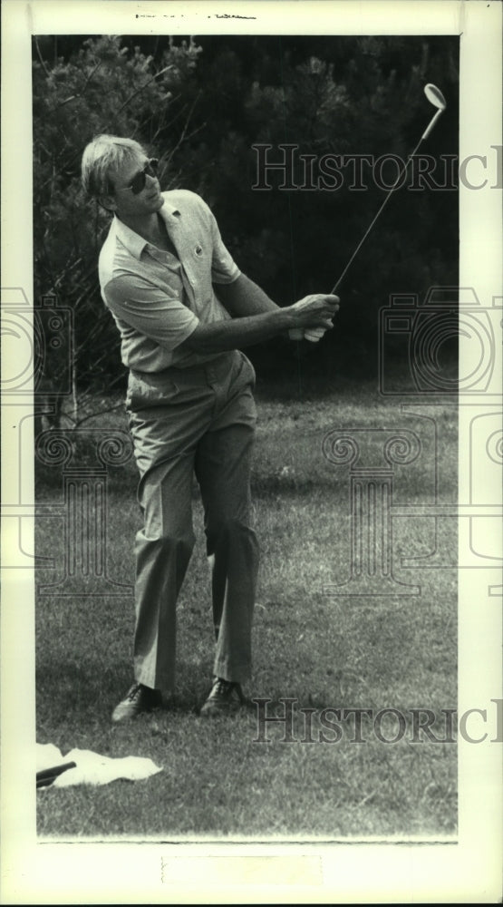 1987 Press Photo John Taylor pro golfer from Saratoga watches iron shot Troy CC- Historic Images