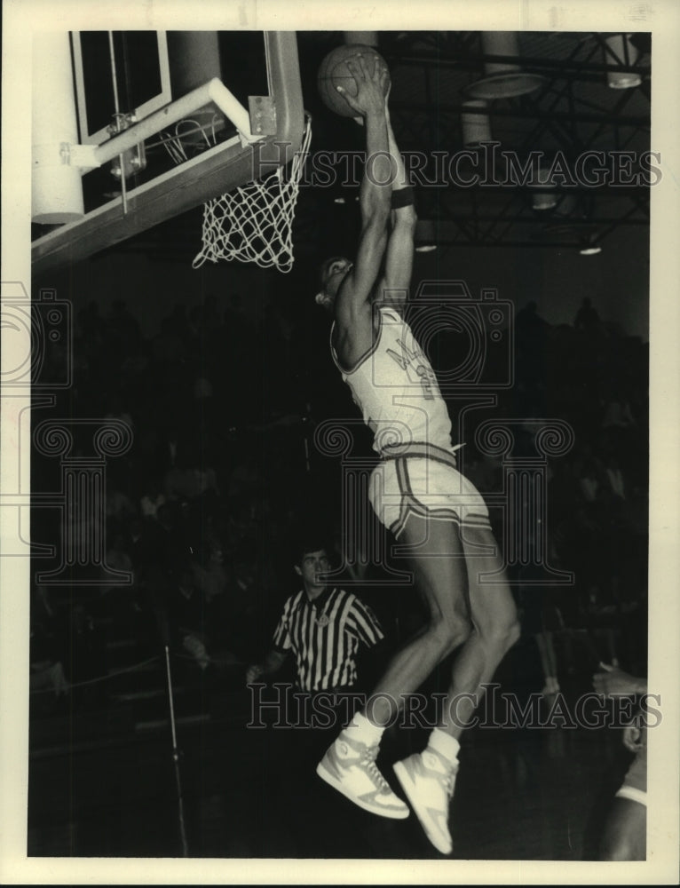 1986 Press Photo Albany, New York basketball player Elander Lewis dunks the ball- Historic Images