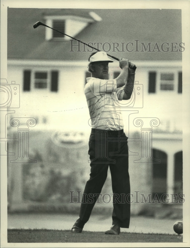 1984 Press Photo Golfer Dave Lewis, tees off on 1st tee at Woolferts Roost CC - Historic Images