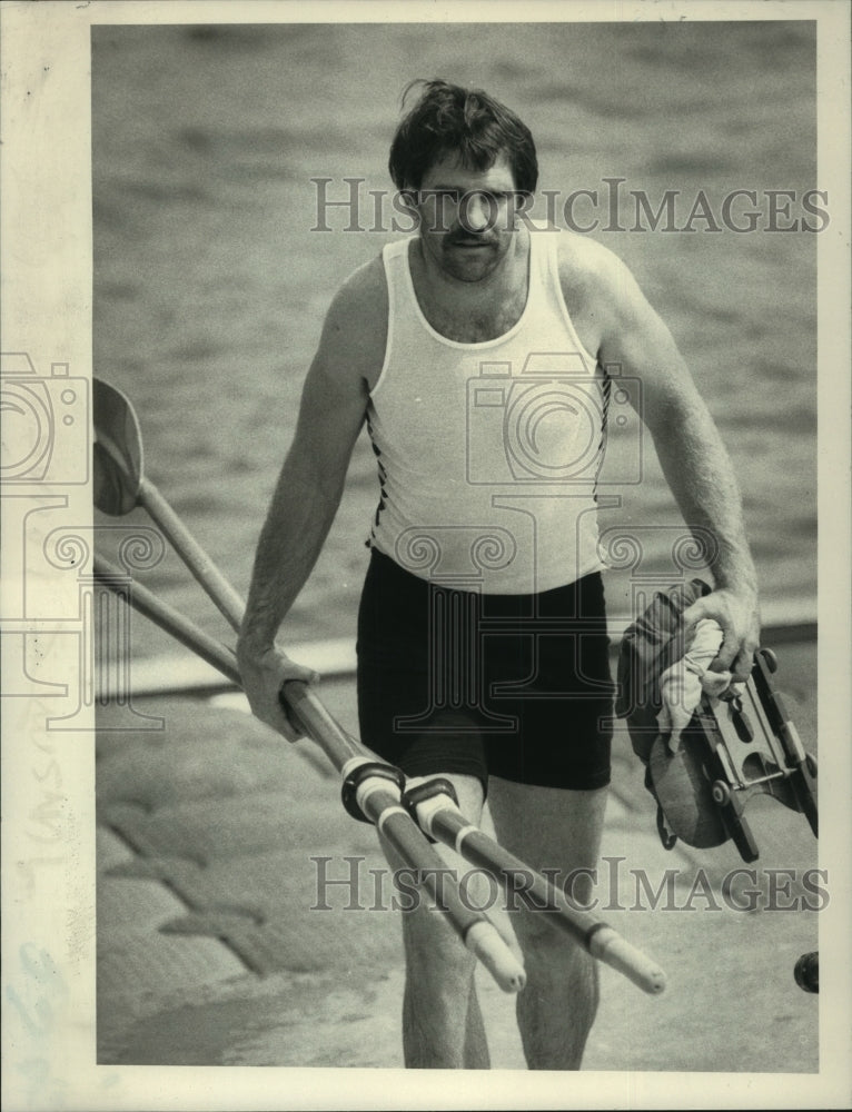 1985 Press Photo Brad Lewis carries oars at the regatta - tus02765 - Historic Images