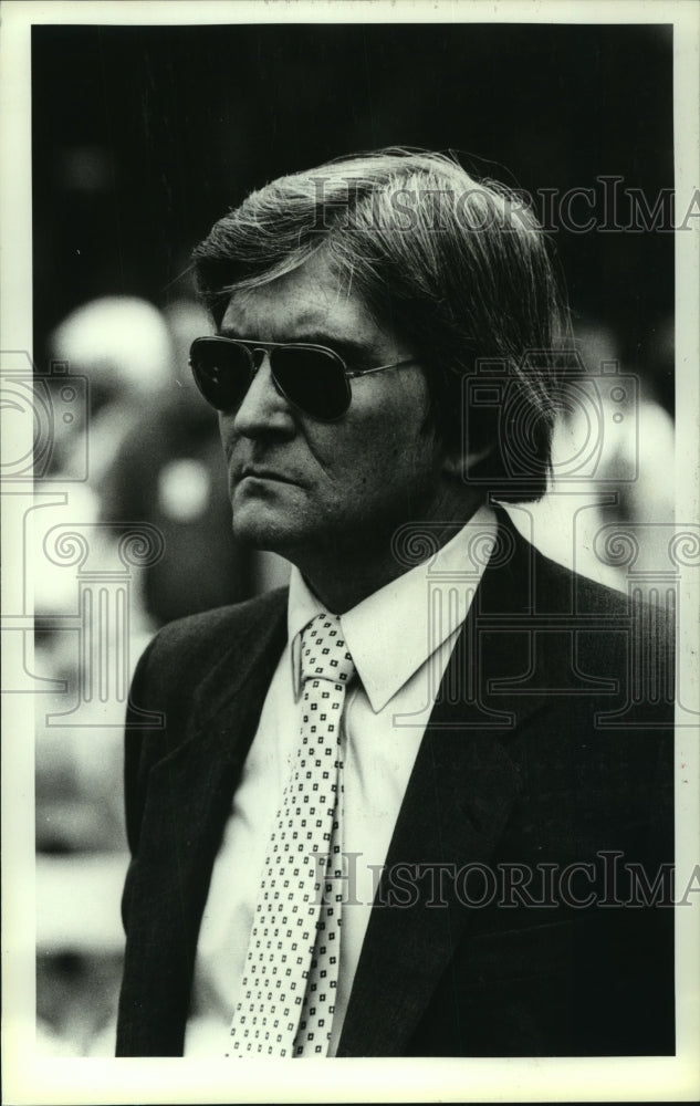 1987 Press Photo Horse trainer Jan Nerud with suit and sunglasses - tus02769 - Historic Images