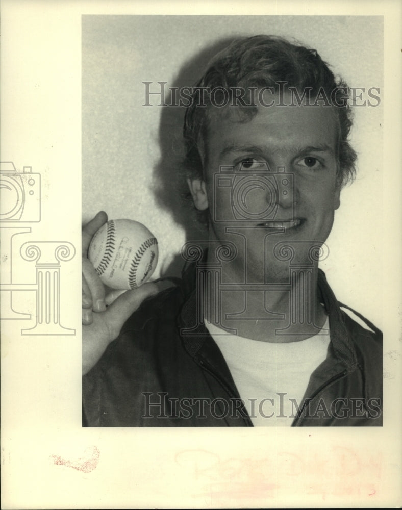 Press Photo Ed Myers smiles for camera holding baseball above shoulder - Historic Images