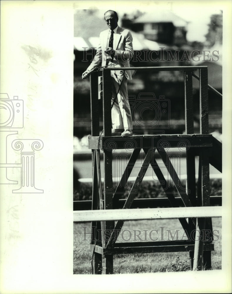 1980 Press Photo Unidentified race starter stands on platform at Saratoga Track- Historic Images