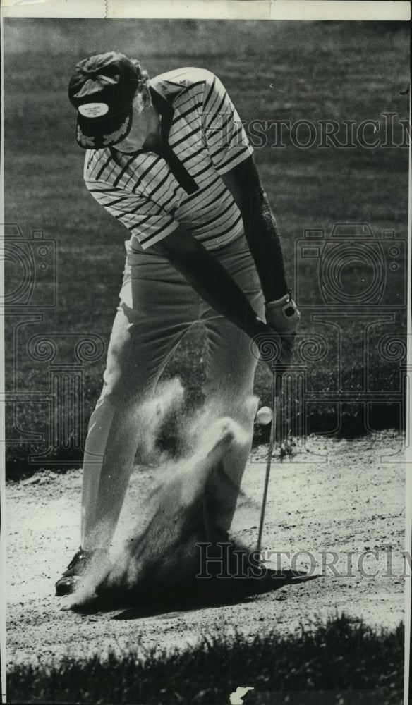 Press Photo Golfer Dr James Murphy hits ball out of sand trap - tus02823 - Historic Images