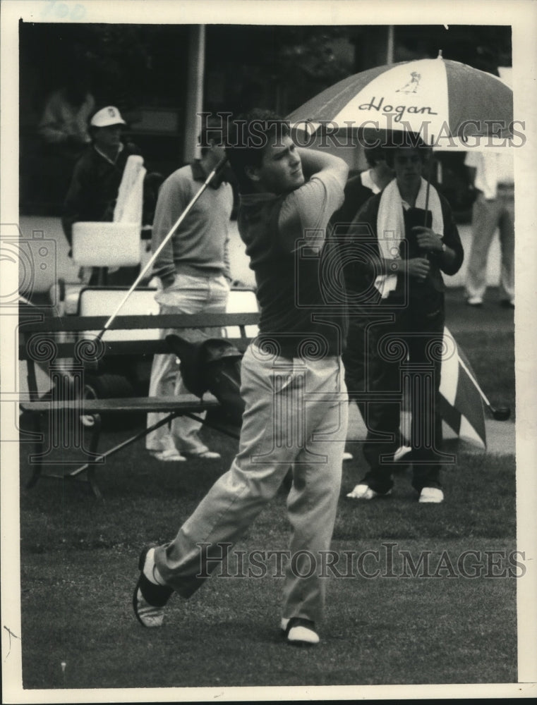 1984 Press Photo Golfer Jay Gunning watches tee shot at the Edison Club, NY- Historic Images