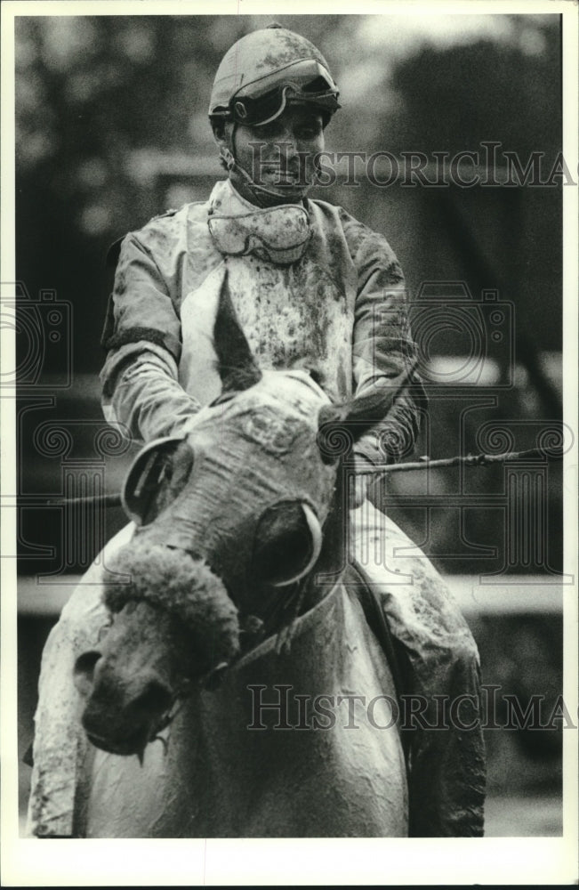 1988 Press Photo Jockey Ruben Hernandez is covered in mud after the second race- Historic Images